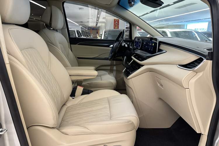 Used Buick GL8 2022 ES Land Cruiser 653T Luxury Model Interior 11