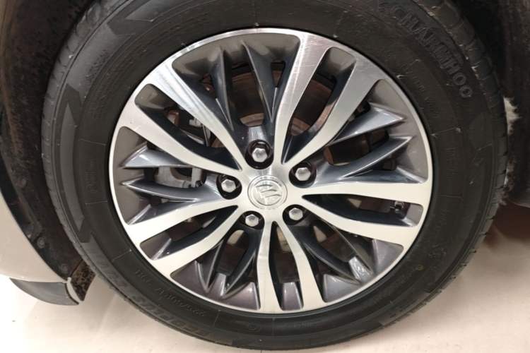 Used Buick GL8 2022 ES Landtrek 653T Comfort Edition Left Front Wheel Hub