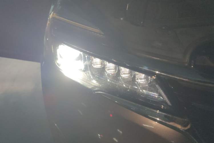 Used Buick GL8 2022 Land Business Class 652T Luxury Model Right Front Headlight