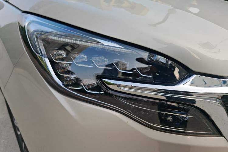 Used Buick GL8 2022 ES Landtrek 653T Luxury Edition Right Front Headlight