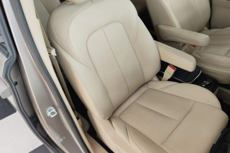 Used Buick GL8 2022 ES Landtrek 653T Luxury Edition Right Front Seat