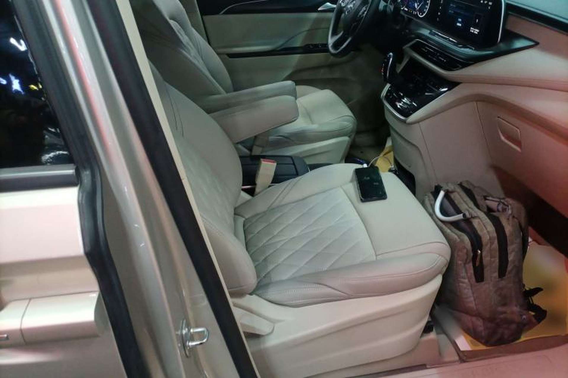 Used Buick GL8 2022 ES Landtrek 653T Comfort Edition Right Front Seat