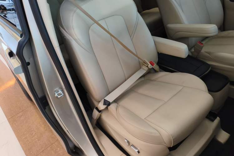 Used Buick GL8 2022 ES Landtrek 653T Luxury Edition Right Front Seat
