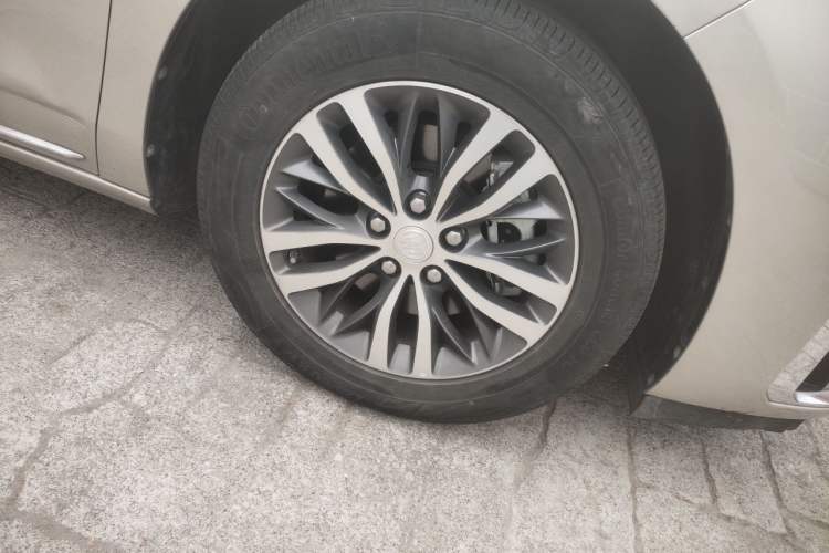 Used Buick GL8 2022 ES Landtrek 653T Comfort Edition Right Front Wheel Hub