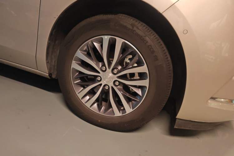 Used Buick GL8 2022 ES Landtrek 653T Luxury Edition Right Front Wheel Hub