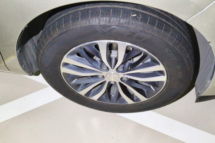 Used Buick GL8 2022 ES Landtrek 653T Comfort Edition Right Front Wheel Hub
