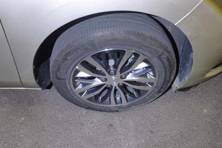 Used Buick GL8 2022 ES Landtrek 653T Luxury Edition Right Front Wheel Hub