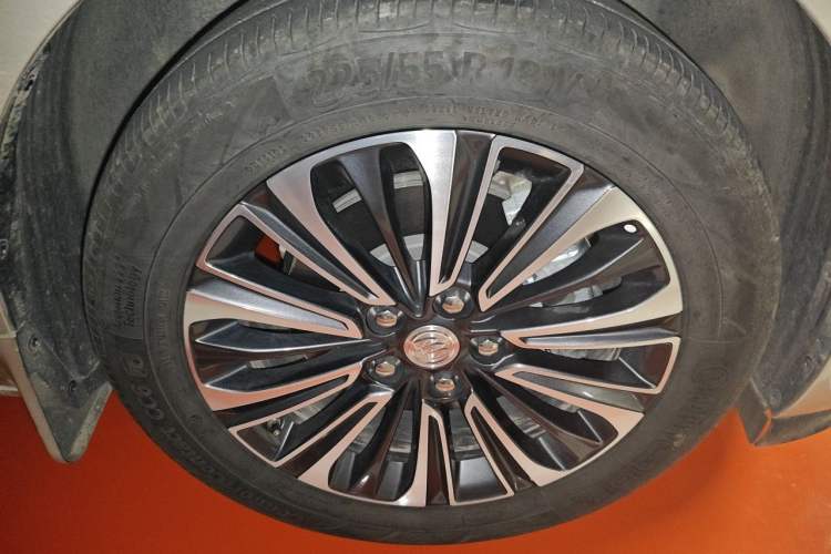 Used Buick GL8 2022 ES Land Cruiser 653T Luxury Model Right Front Wheel Hub