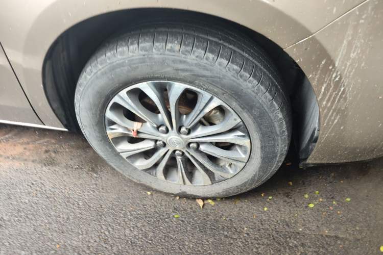 Used Buick GL8 2022 Land Cruiser Executive Class 652T Comfort Model Right Front Wheel Hub