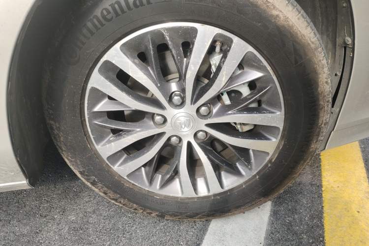 Used Buick GL8 2022 ES Landtrek 653T Comfort Edition Right Front Wheel Hub