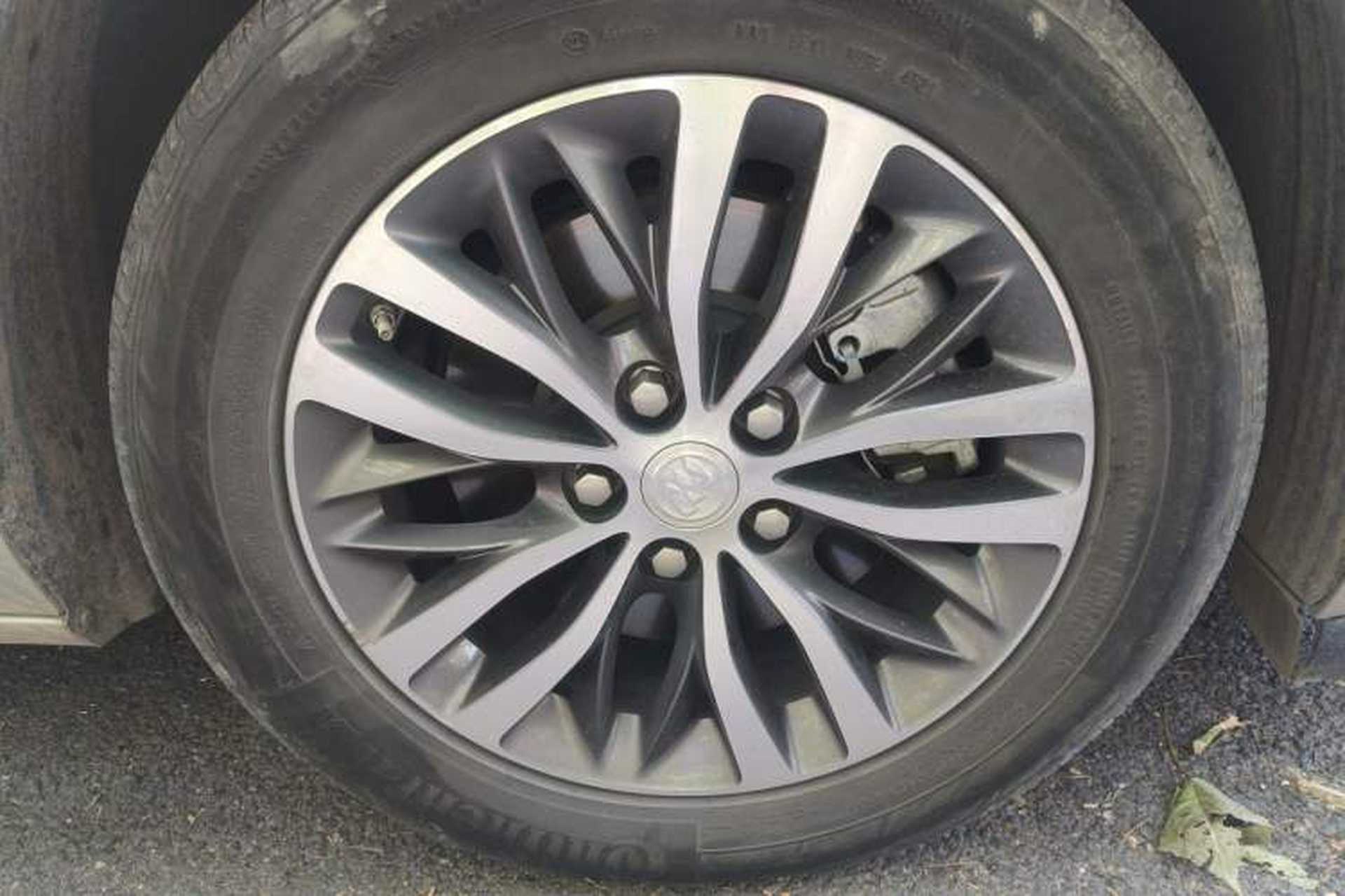 Used Buick GL8 2022 ES Landtrek 653T Comfort Edition Right Front Wheel Hub