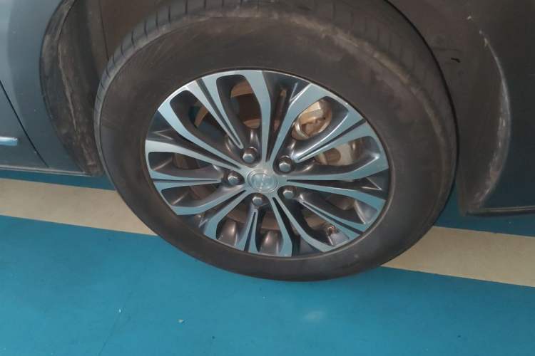 Used Buick GL8 2022 Land Business Class 652T Luxury Model Right Front Wheel Hub
