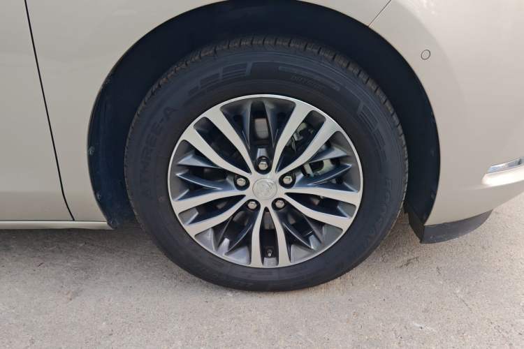 Used Buick GL8 2022 ES Landtrek 653T Luxury Edition Right Front Wheel Hub