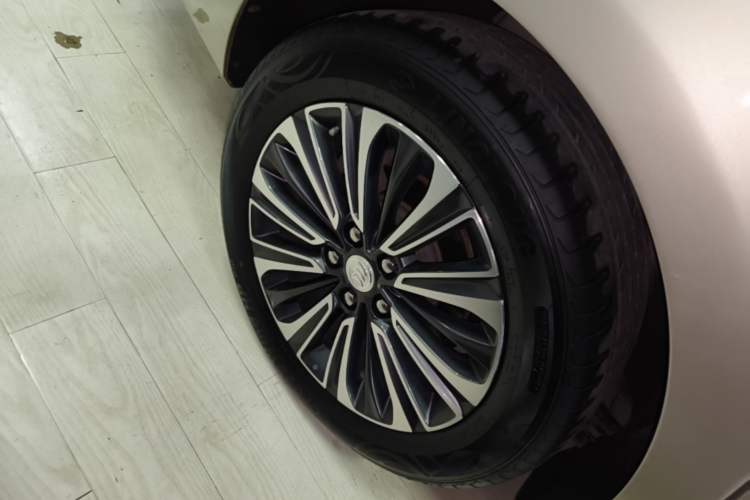 Used Buick GL8 2022 ES Land Cruiser 653T Luxury Model Right Rear Wheel Hub