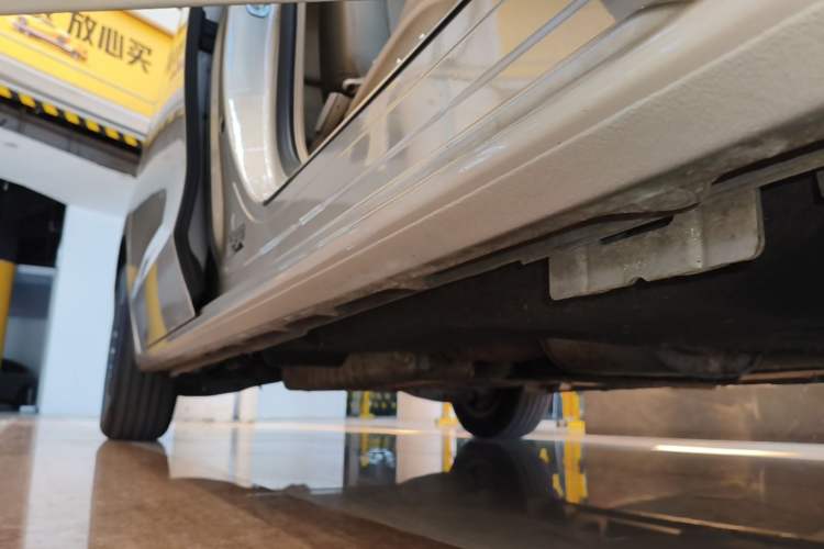 Used Buick GL8 2022 ES Landtrek 653T Luxury Edition Right Side Sill