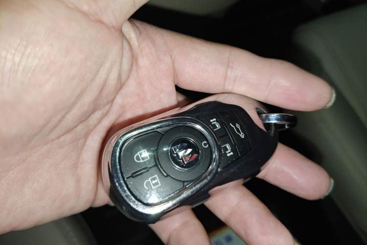 Used Buick GL8 2022 ES Land Cruiser 653T Luxury Model Vehicle Key