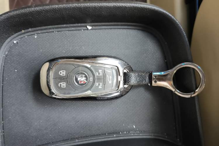 Used Buick GL8 2022 ES Land Cruiser 653T Luxury Model Vehicle Key