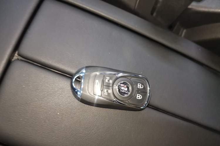 Used Buick GL8 2022 ES Land Cruiser 653T Luxury Model Vehicle Key