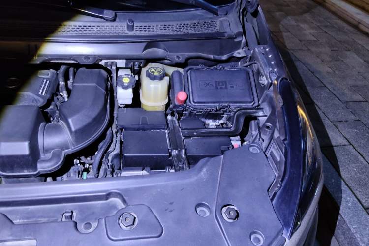 Used Buick GL8 2022 Land Cruiser Executive Class 652T Comfort Model Engine Bay Left