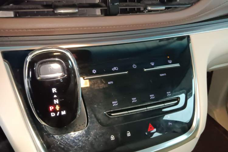 Used Buick GL8 2022 Land Business Class 652T Luxury Model Audio And AC Panel