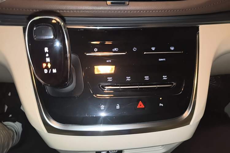 Used Buick GL8 2022 Land Business Class 652T Luxury Model Audio And AC Panel