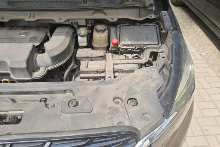 Used Buick GL8 2022 Land Cruiser Executive Class 652T Comfort Model Engine Bay Left