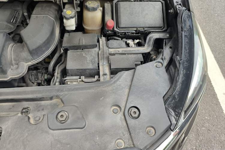 Used Buick GL8 2022 Land Cruiser Executive Class 652T Comfort Model Engine Bay Left