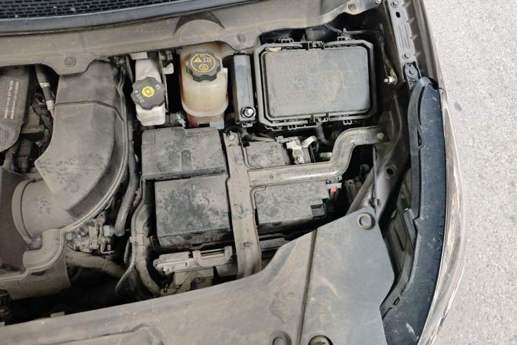 Used Buick GL8 2022 Land Executive Class 652T Prestige Model Engine Bay Left