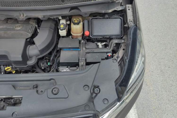 Used Buick GL8 2022 Land Business Class 652T Luxury Model Engine Bay Left