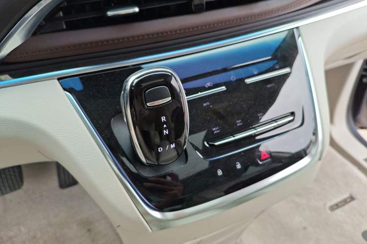 Used Buick GL8 2022 Land Cruiser Executive 652T Prestige Edition with Welfare Features Gear Lever
