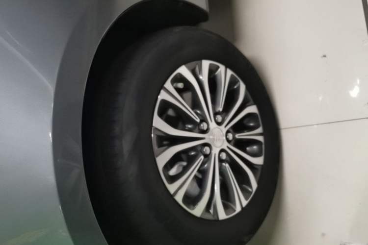 Used Buick GL8 2022 Land Cruiser Executive Class 652T Smart Luxury Model Left Front Wheel Hub