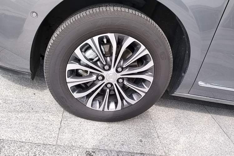 Used Buick GL8 2022 Land Cruiser Executive Class 652T Smart Luxury Model Left Front Wheel Hub