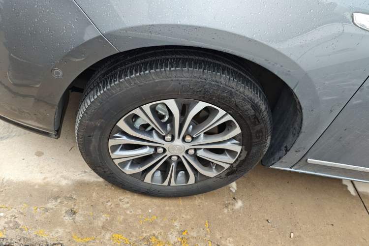 Used Buick GL8 2022 Land Cruiser Executive 652T Prestige Edition with Welfare Features Left Front Wheel Hub