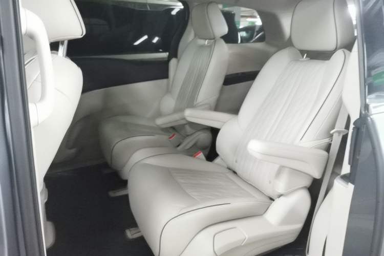 Used Buick GL8 2022 Land Cruiser Executive Class 652T Smart Luxury Model Left Rear Seat