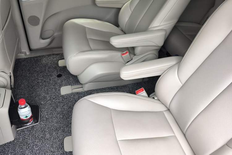 Used Buick GL8 2022 Land Cruiser Executive Class 652T Comfort Model Left Rear Seat