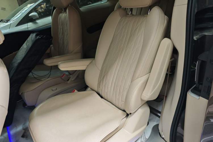 Used Buick GL8 2022 Land Executive Class 652T Prestige Model Left Rear Seat