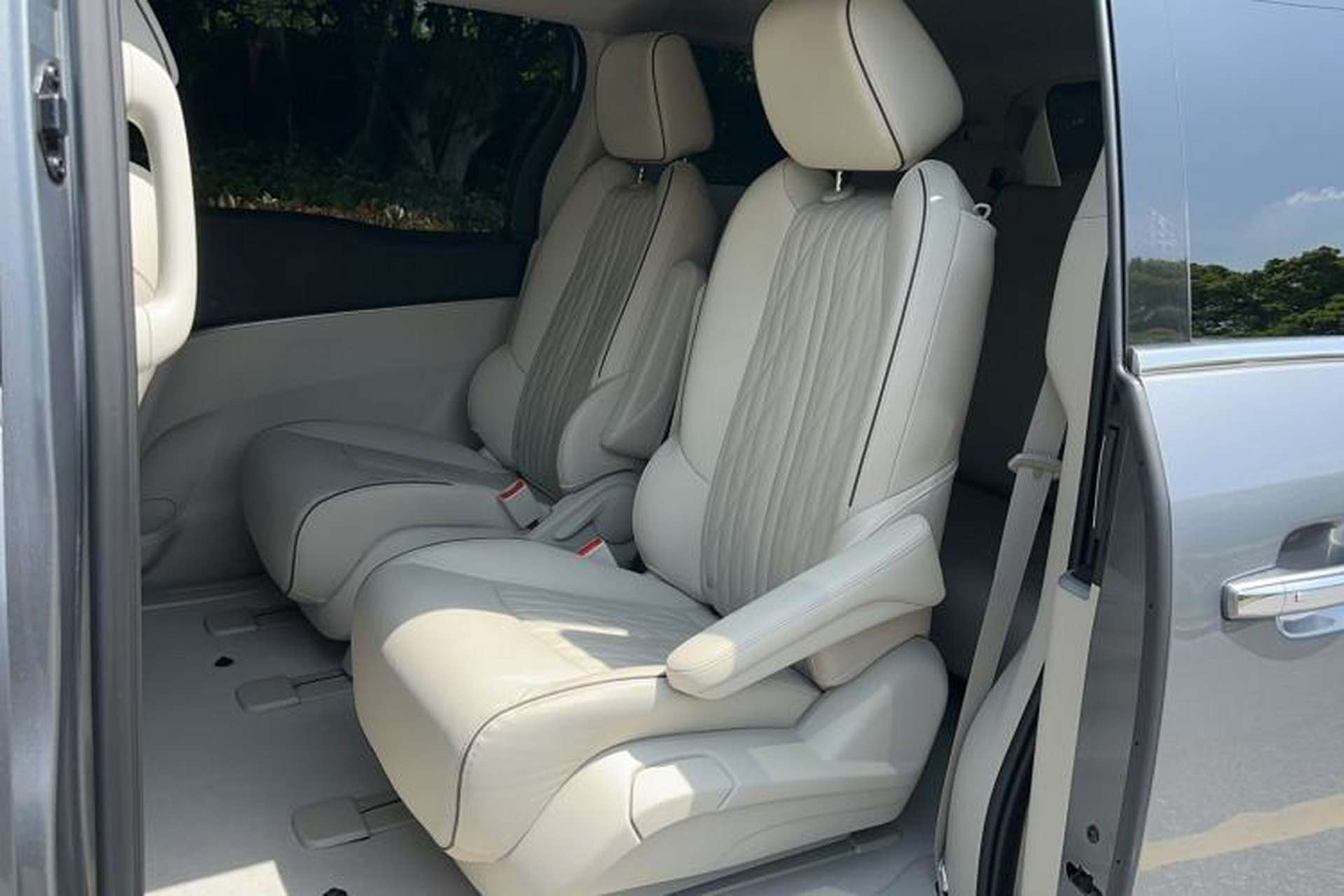 Used Buick GL8 2022 Land Cruiser Executive Class 652T Smart Luxury Model Left Rear Seat