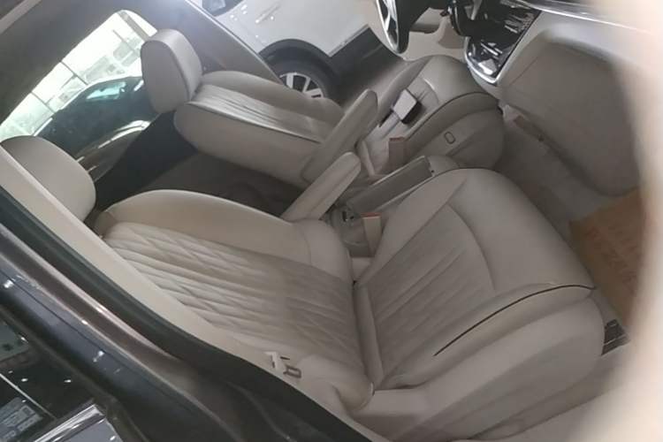 Used Buick GL8 2022 Land Business Class 652T Luxury Model Right Front Seat