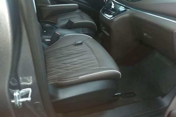 Used Buick GL8 2022 Land Business Class 652T Luxury Model Right Front Seat