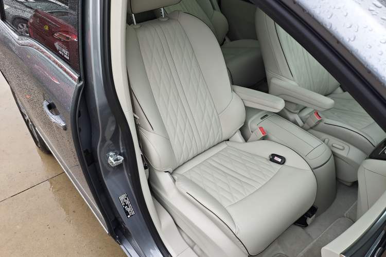 Used Buick GL8 2022 Land Cruiser Executive 652T Prestige Edition with Welfare Features Right Front Seat