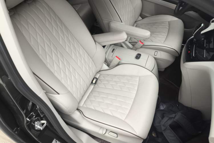 Used Buick GL8 2022 Land Cruiser Executive Class 652T Comfort Model Right Front Seat