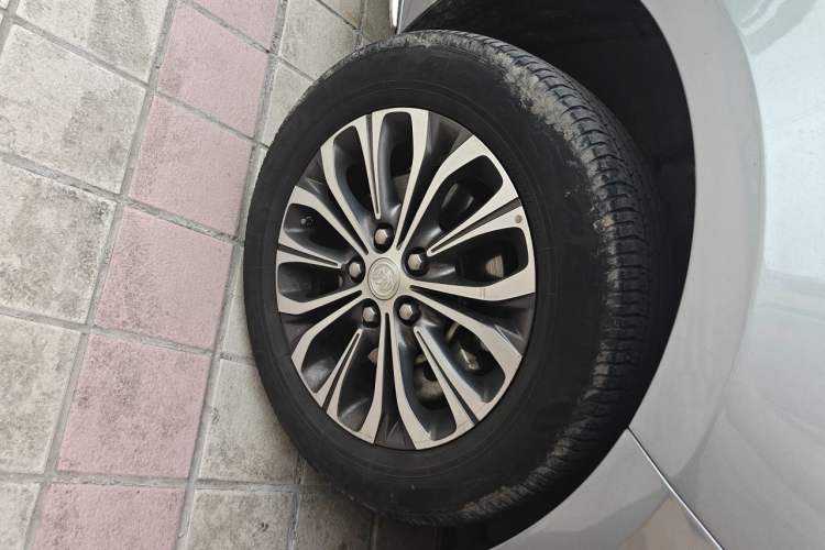 Used Buick GL8 2022 Land Cruiser Executive Class 652T Smart Luxury Model Right Front Wheel Hub