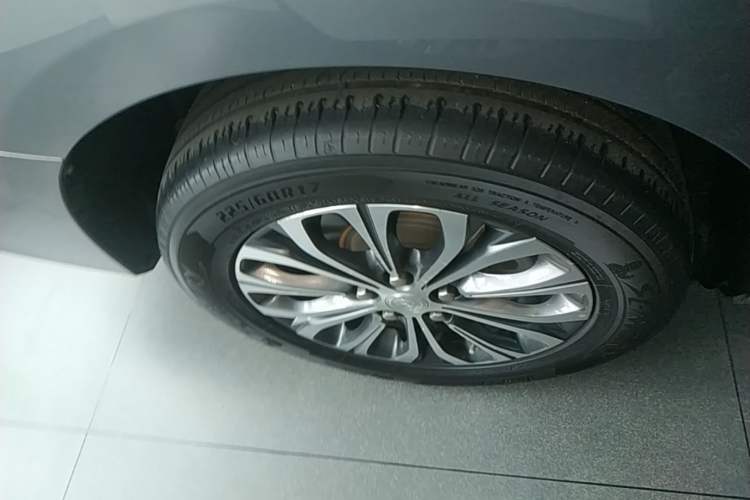 Used Buick GL8 2022 Land Business Class 652T Luxury Model Right Rear Wheel Hub