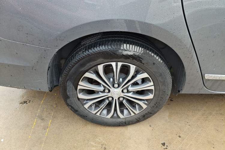 Used Buick GL8 2022 Land Cruiser Executive 652T Prestige Edition with Welfare Features Right Rear Wheel Hub