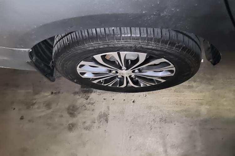 Used Buick GL8 2022 Land Business Class 652T Luxury Model Right Rear Wheel Hub