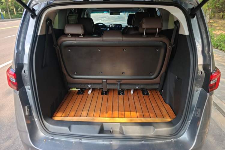 Used Buick GL8 2022 Land Business Class 652T Luxury Model Trunk