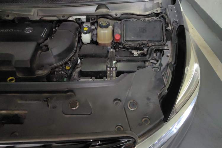 Used Buick GL8 2022 Land Cruiser Executive Class 652T Comfort Model Engine Bay Left