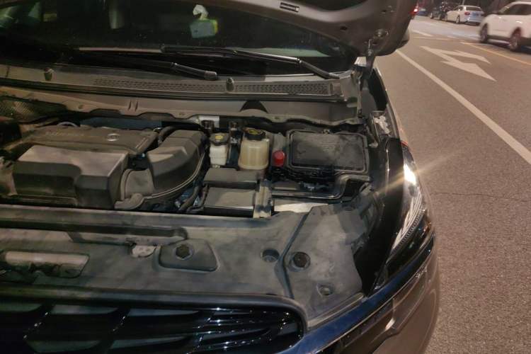 Used Buick GL8 2022 Land Business Class 652T Luxury Model Engine Bay Left