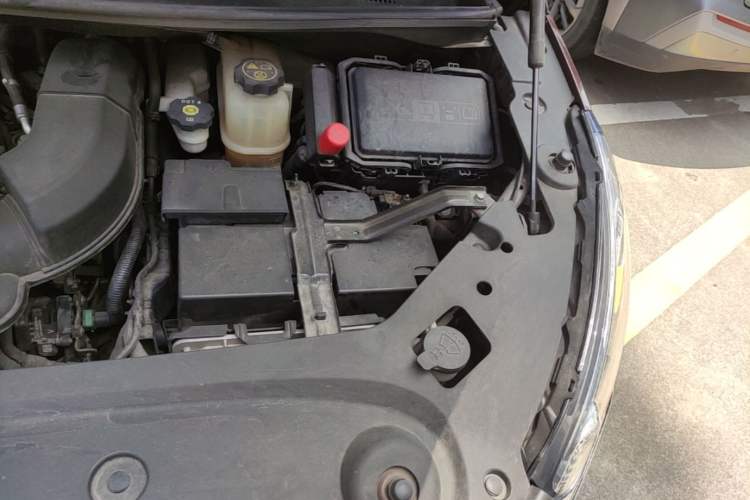 Used Buick GL8 2022 ES Land Cruiser 653T Luxury Model Engine Bay Left