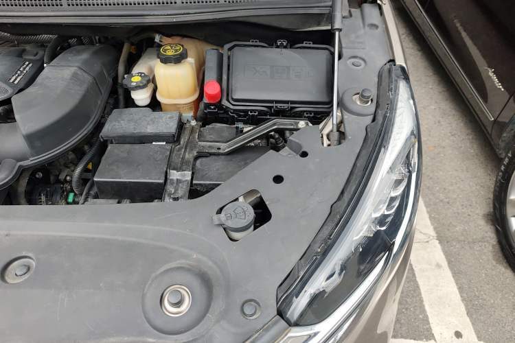 Used Buick GL8 2022 ES Land Cruiser 653T Luxury Model Engine Bay Left